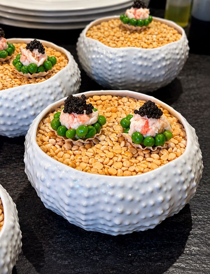 Amuse-Bouche mit Krabben und Erbsen in Seeigel-Schalen