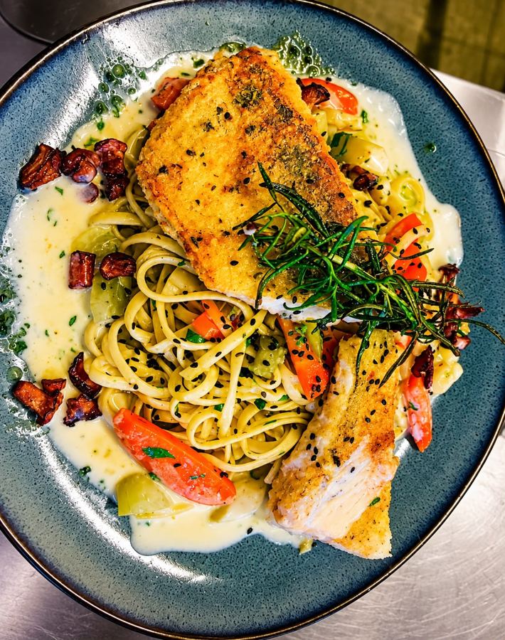 Gebratenes Fischfilet auf Linguine