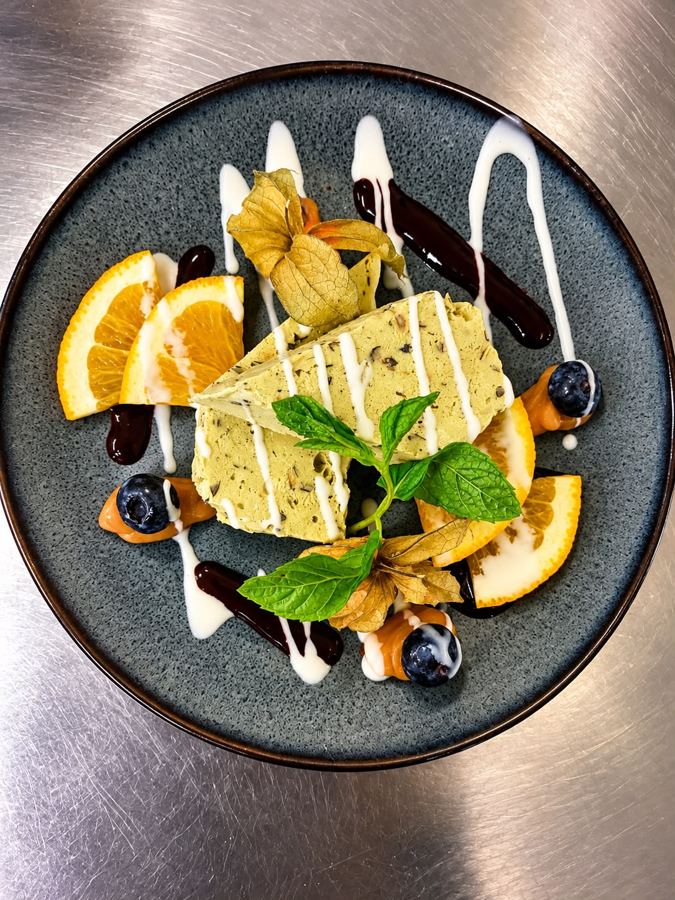 Parfait mit Orange, Physalis und Heidelbeeren