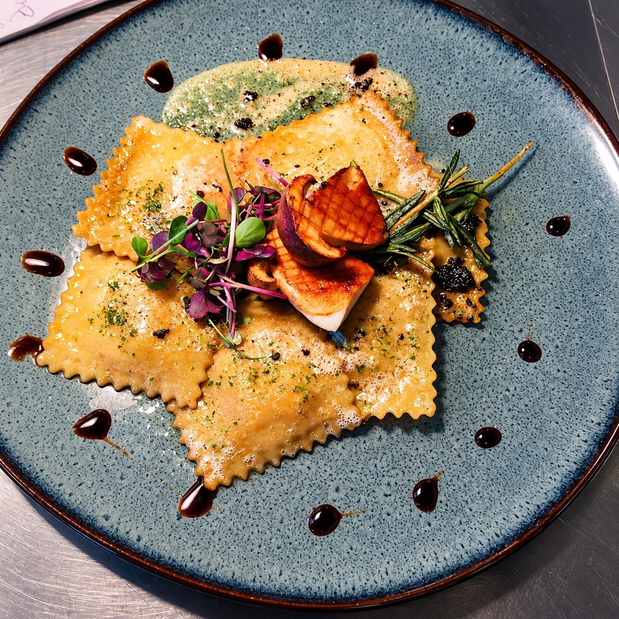 Ravioli mit Kräuterseitling und Kräuterschaum